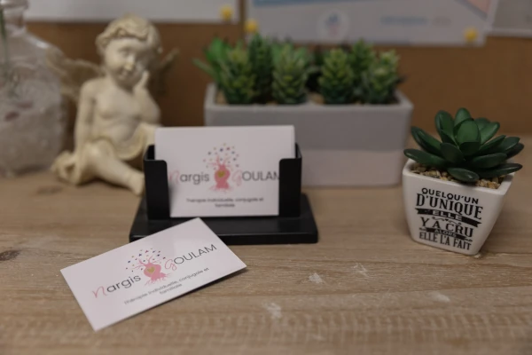 Tarifs Cartes de visite posées sur le bureau de Nargis Goulam