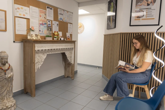 A propos Salle d'attente du cabinet de Nargis, psychopraticienne à Lorient, avec une patiente