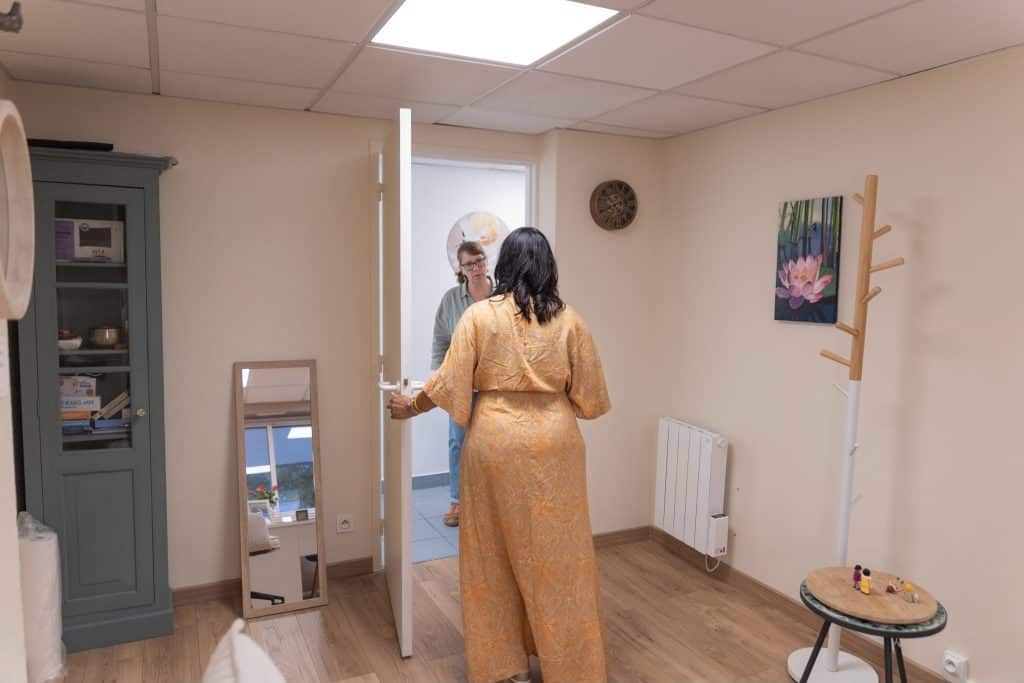 Nargis accueille une patiente à son cabinet à Gestel