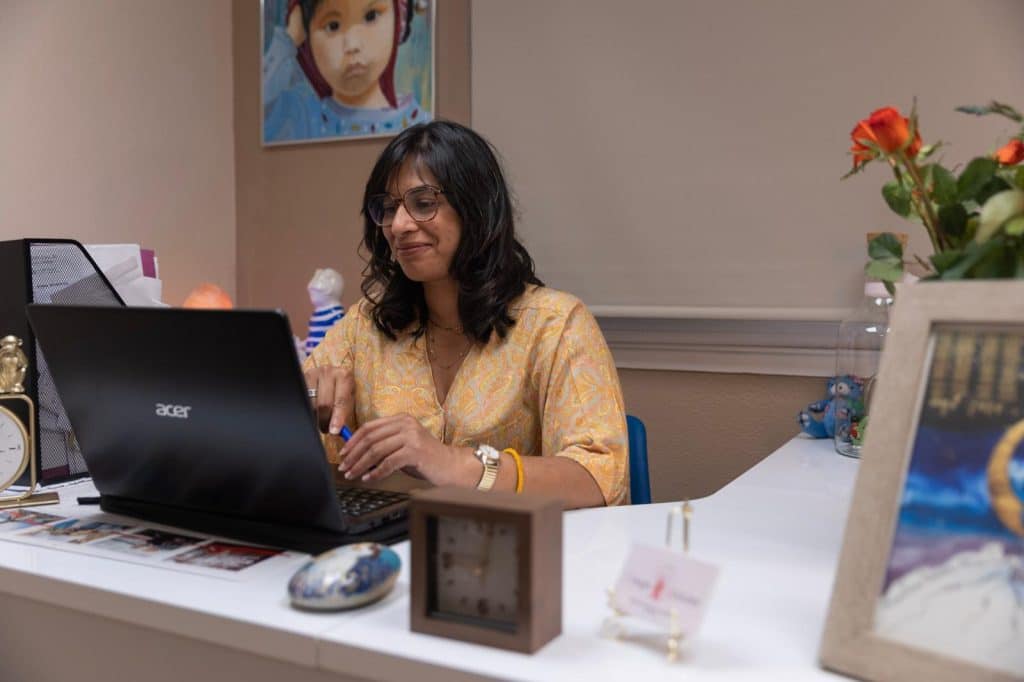 Nargis rédige un compte rendu de suivi pour un client à Gestel