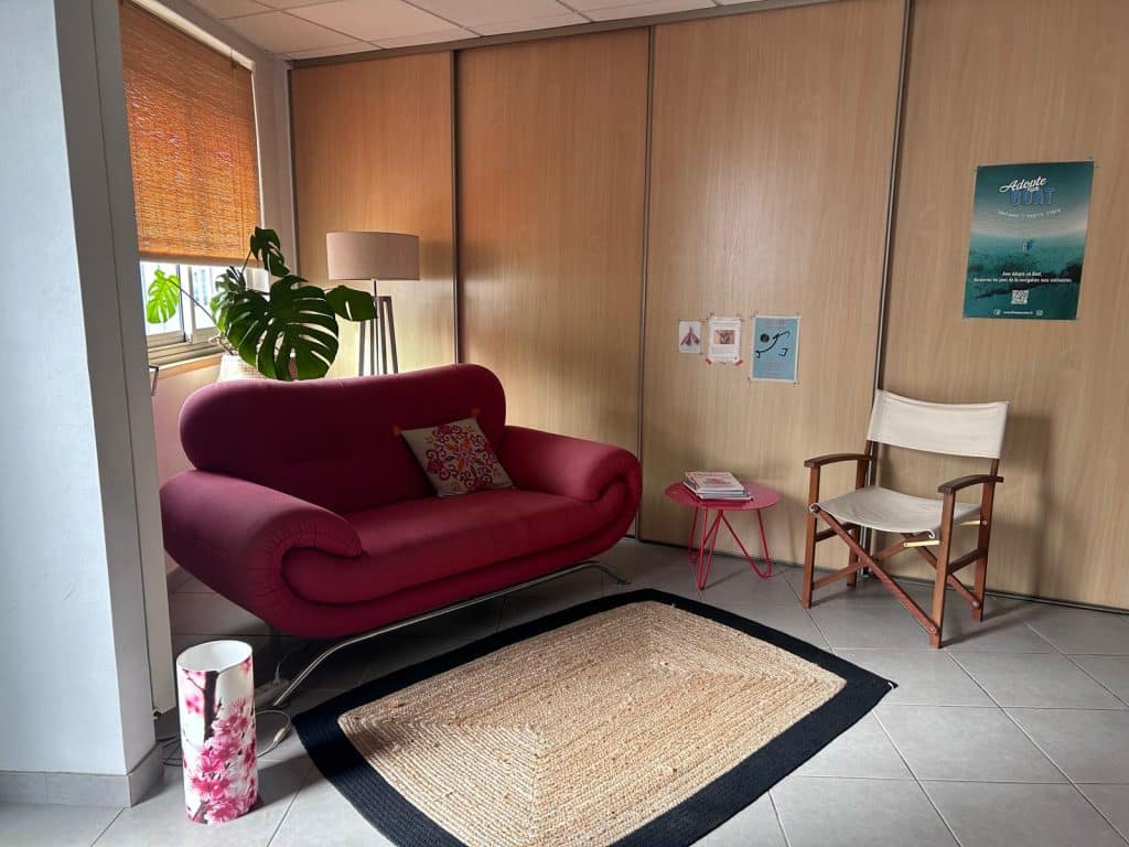 Salle d'attente du cabinet de Nargis Goulam à Lorient